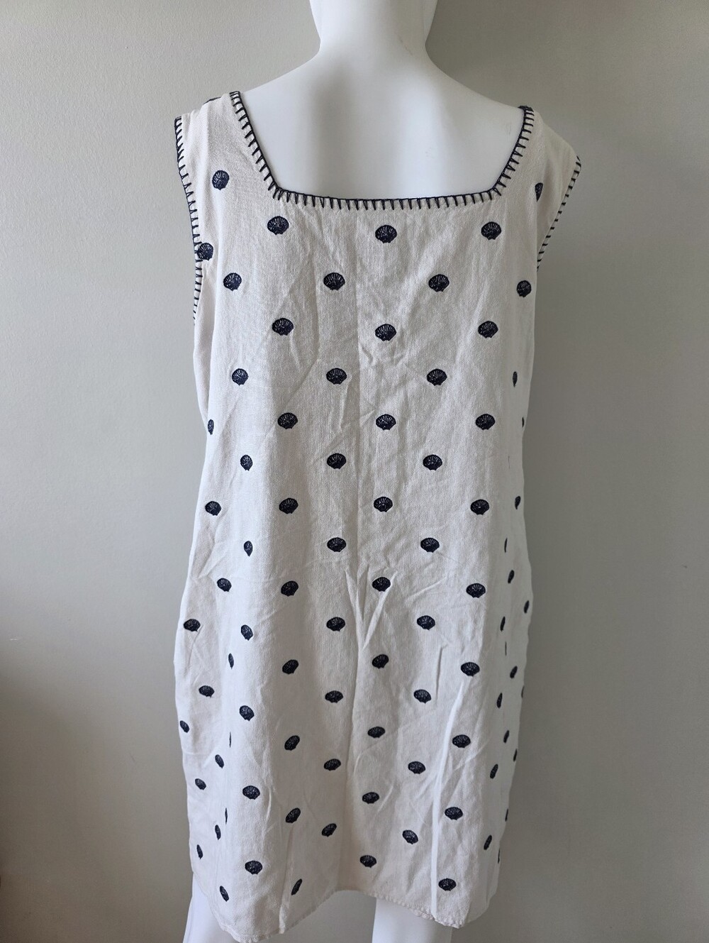 CYNTHIA ROWLEY midi dress, size L, Tan, black shell prints, arms, neck